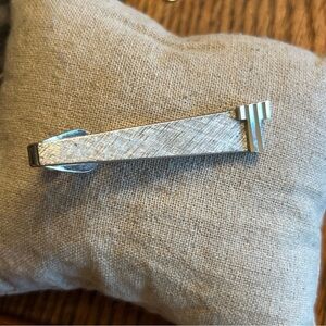 T Monogram Initial Letter Font Vintage DANTE Tie Bar Clip